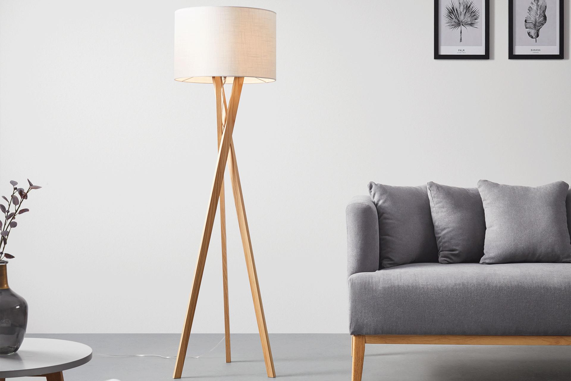 Klassische Stehlampe mit Lampenschirm