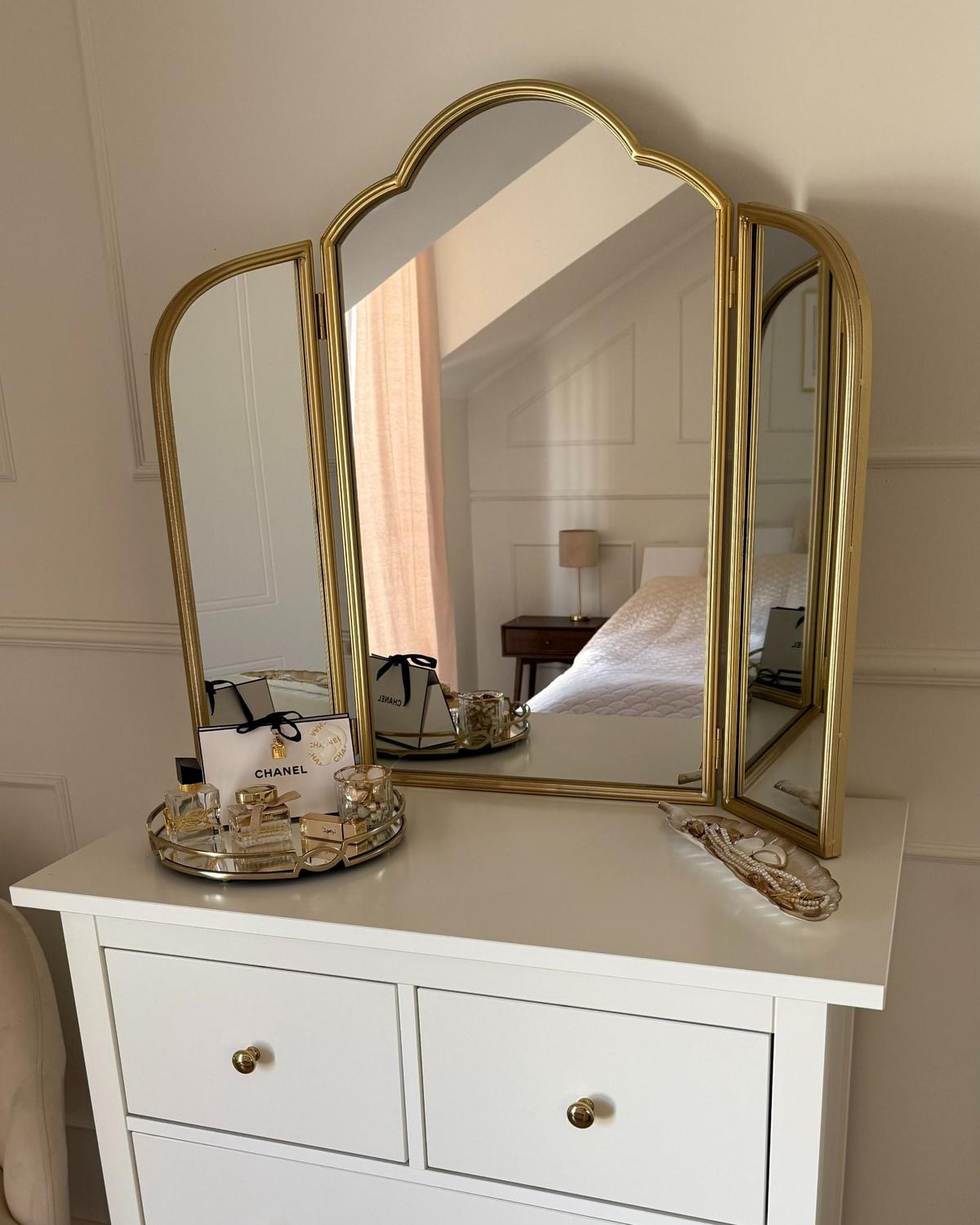 WANDSPIEGEL Gold Metall Dreifaltig 87/77 cm Savilly - Goldfarben, Metall (87/77/2cm) - Beliani