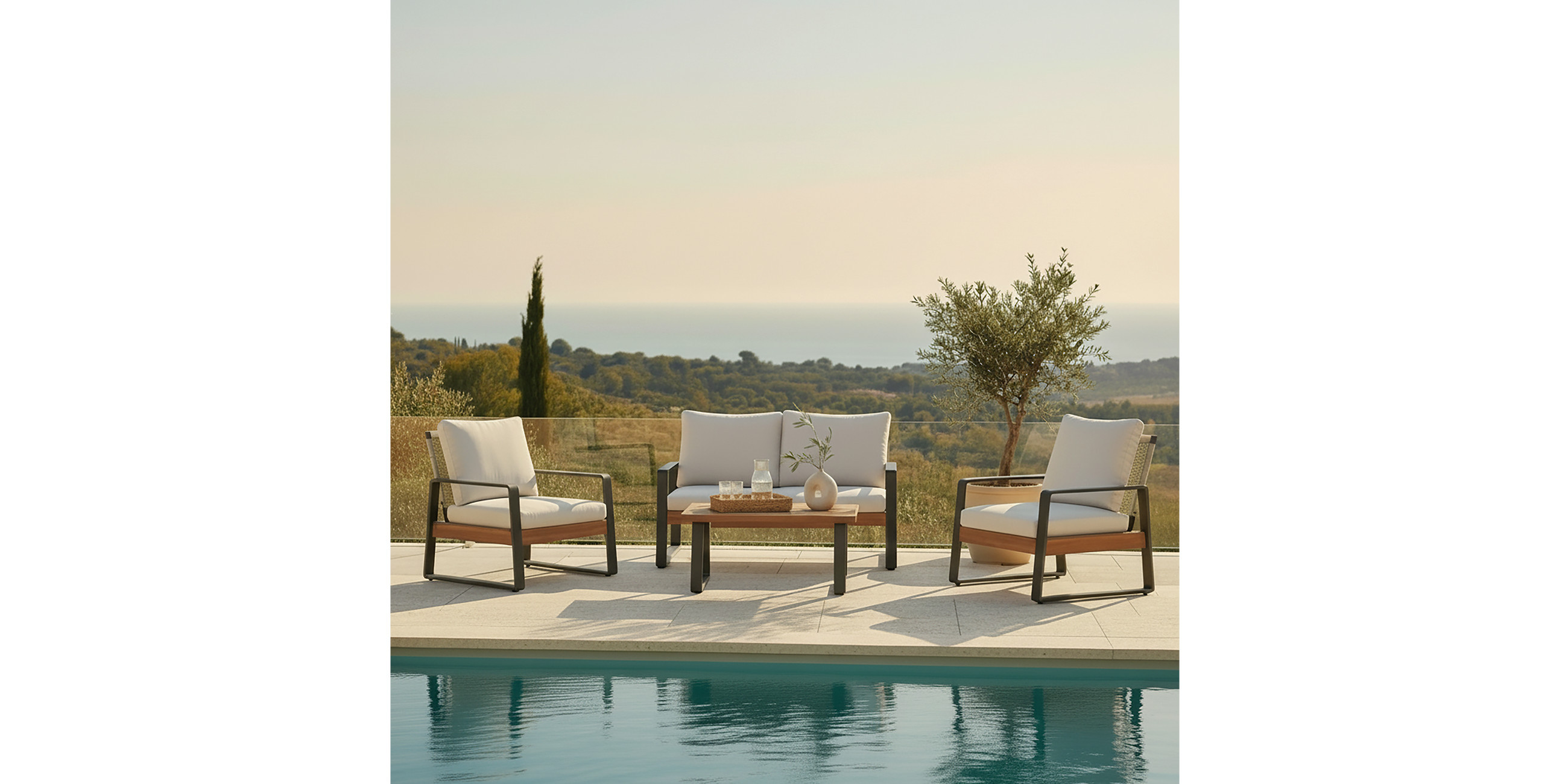 Mehrteilige Loungegarnitur mit Beistelltisch aus Holz, Pool im Vordergrund