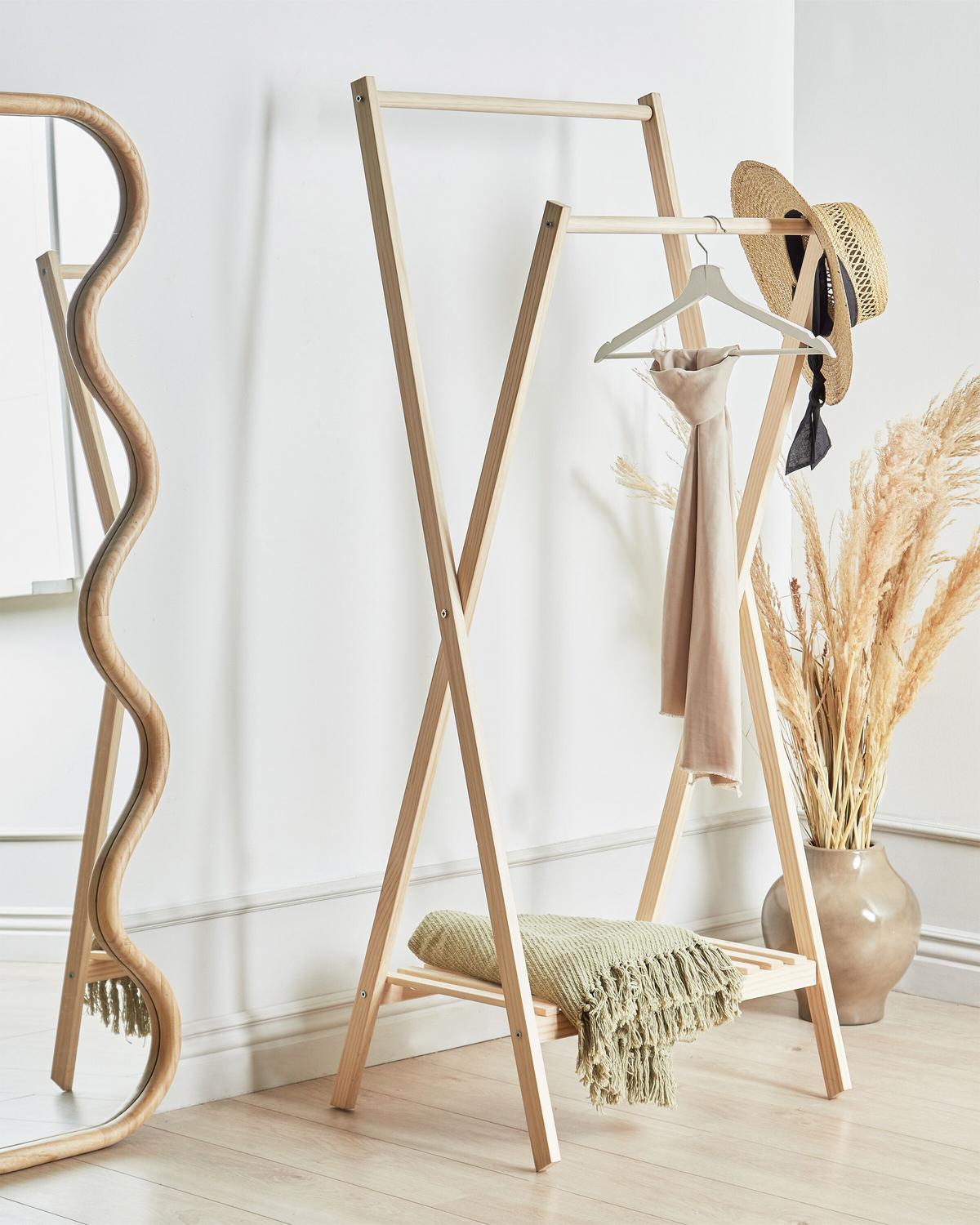 KLEIDERSTÄNDER Tannenholz hellbraun 155 cm Denver - Hellbraun, Holz (64/155/47cm) - Beliani