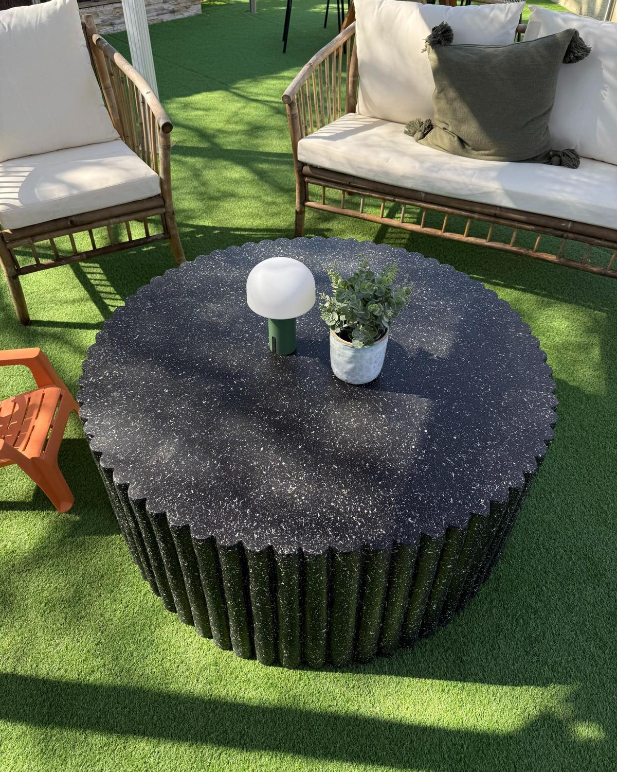 GARTEN Beistelltisch Beton Terrazzo Optik schwarz rund 106 cm Pozza - Schwarz, Stein (106/106/42cm) - Beliani