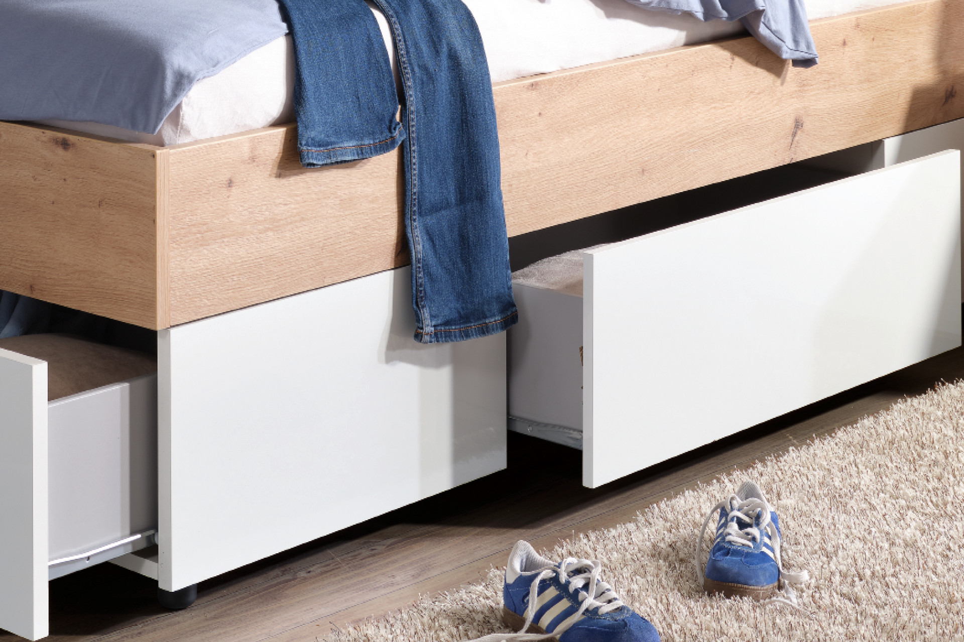 Stauraumbett Eichefarbe 4 Bettschubladen in weiß 