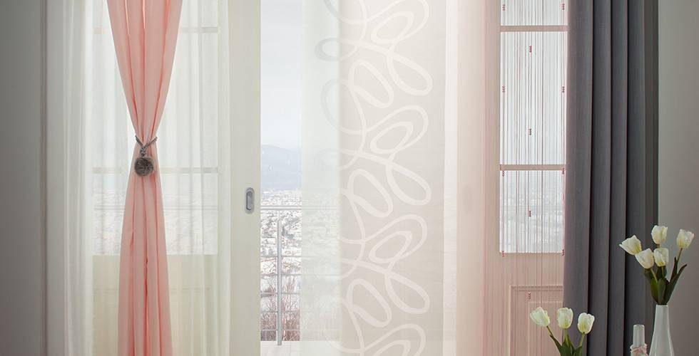 Transparente Vorhänge in Grau, Grün, Rosa und Weiß von mömax.
