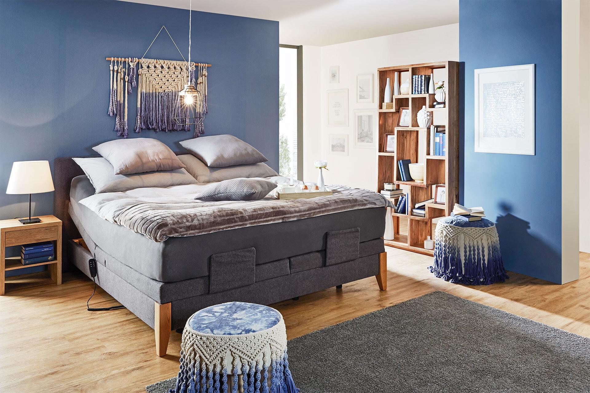 Boxspringbett mit motorgesteuerten Lattenrost sowie Bonellfedernkern in der Box und bequemer Taschenfederkernmatratze von moemax