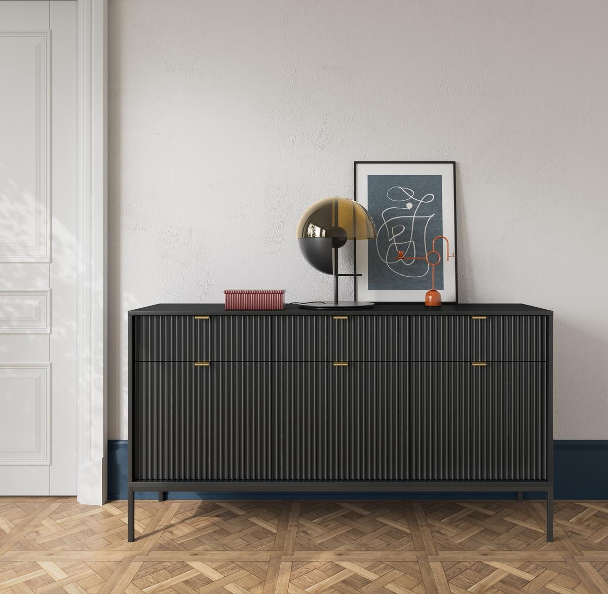 SIDEBOARD Eternas 3T 3S Schwarz 154/83/39 cm – schwarze Füße, mit geriffelten Fronten - Schwarz, Holzwerkstoff (154/83/39cm) - AX Living