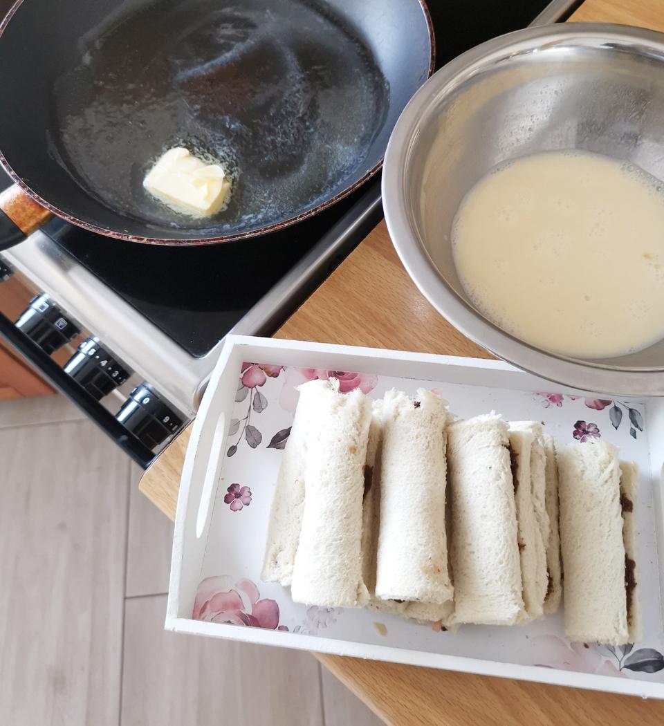 Rolki obtaczamy w jajku i mleku