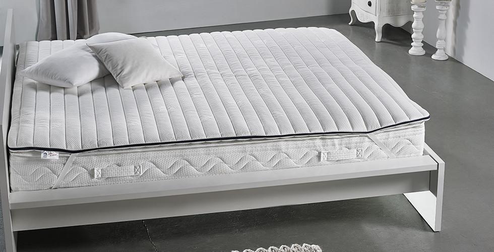 Topper sind die „Zugabe“ an Komfort für jedes Bett und bieten zudem Matratzenschutz, erhältlich bei mömax.