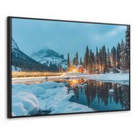 LEINWAND Bilder mit Rahmen - Winterlandschaft - Natur - Haus - Berge - Schnee - 140x90 - Hellblau, Textil (140/90cm) - MuchoWow