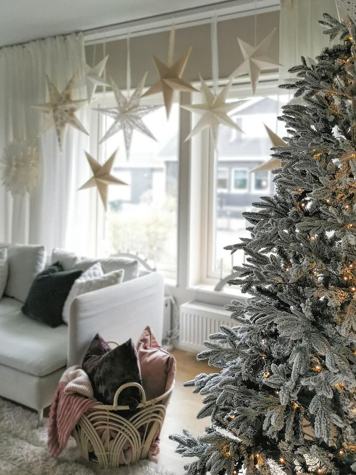WEIHNACHTSBAUM 210 cm Weiß Bassie - Weiß, Kunststoff (210cm) - Beliani