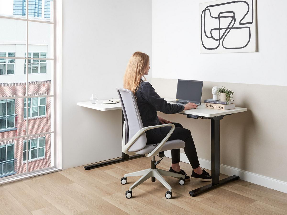 SCHREIBTISCH 160x60 cm elektrisch Schwarz/Weiß Destines - Schwarz/Weiß, Holzwerkstoff (109/160/60cm) - Beliani