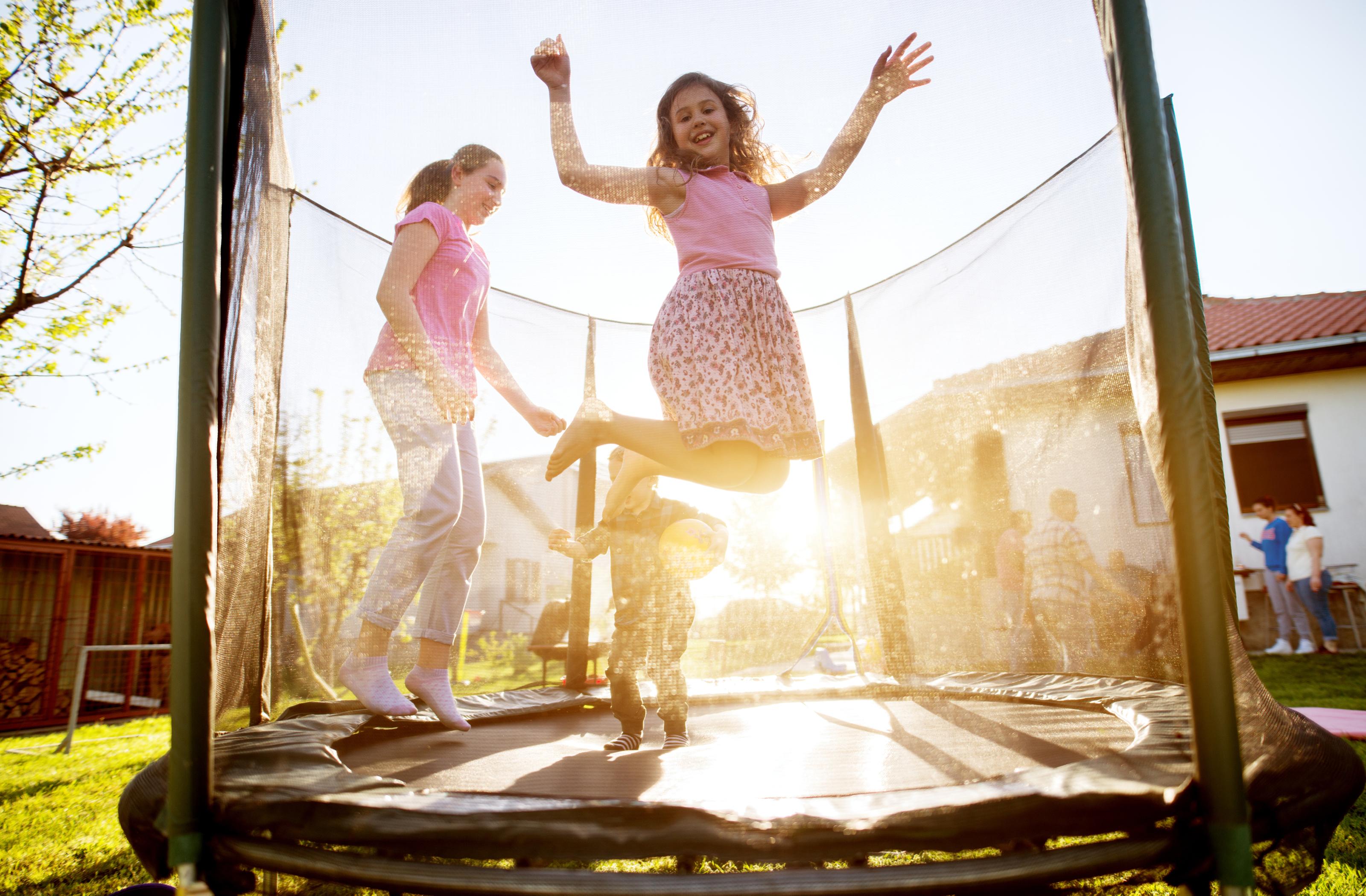 Dzieci skaczące na trampolinie
