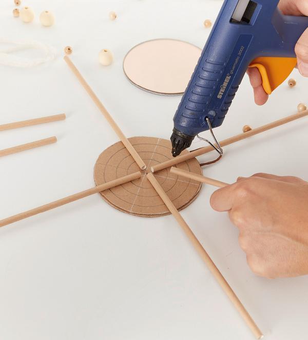 Klejem na gorąco, przyklejami słomki lub patyczki