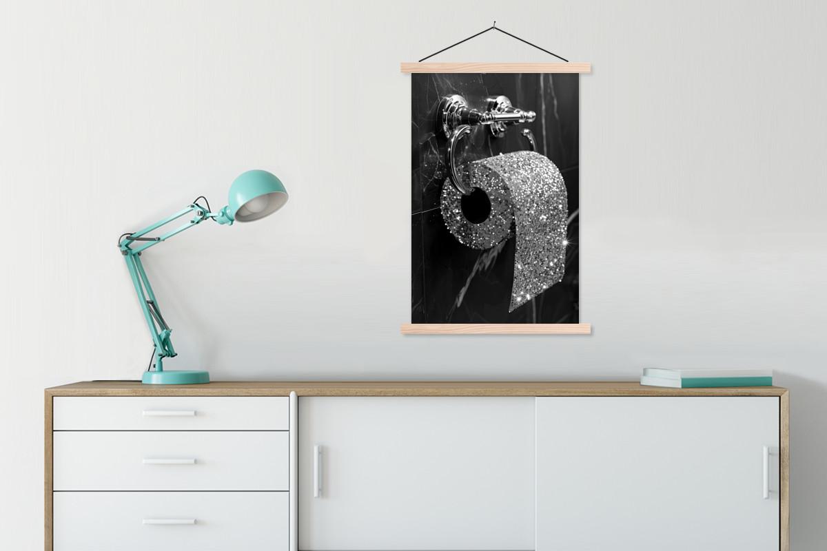 POSTER MIT MAGNETLEISTEN WC - Toilettenpapier - Schwarz und weiß - Glitter Wandbild Schlafzimmer 60x90 cm - Silberfarben, Textil (60/90/0.15cm) - MuchoWow