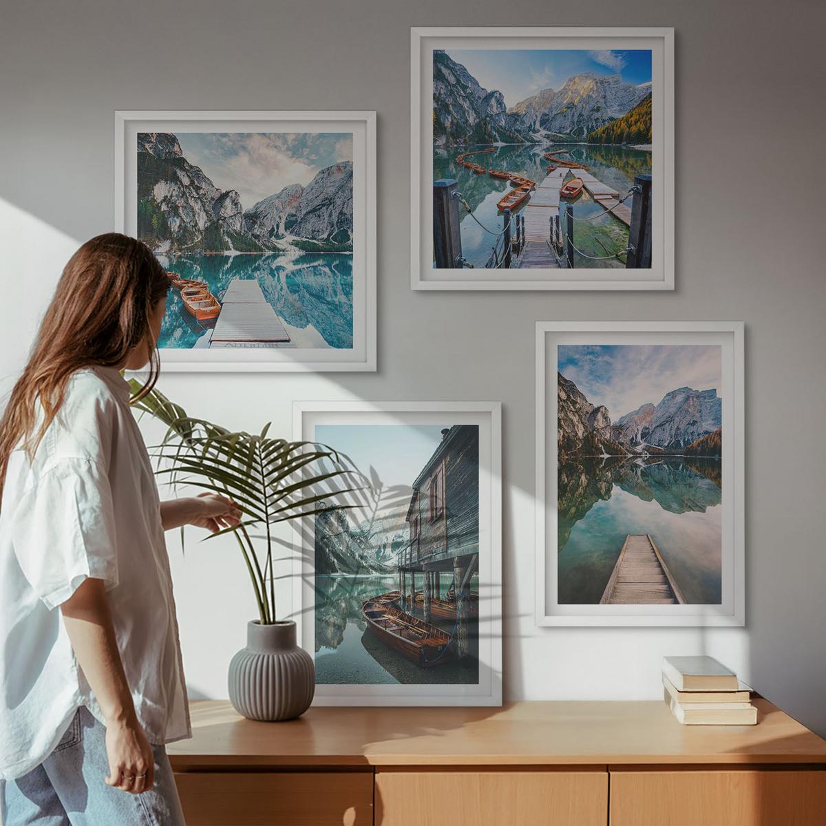 BILDER SET 4er Set - 50x50 cm & 40x60 cm Weißer Rahmen - See Berge Holzboote - Weiß, Kunststoff (50/50cm) - TULUP