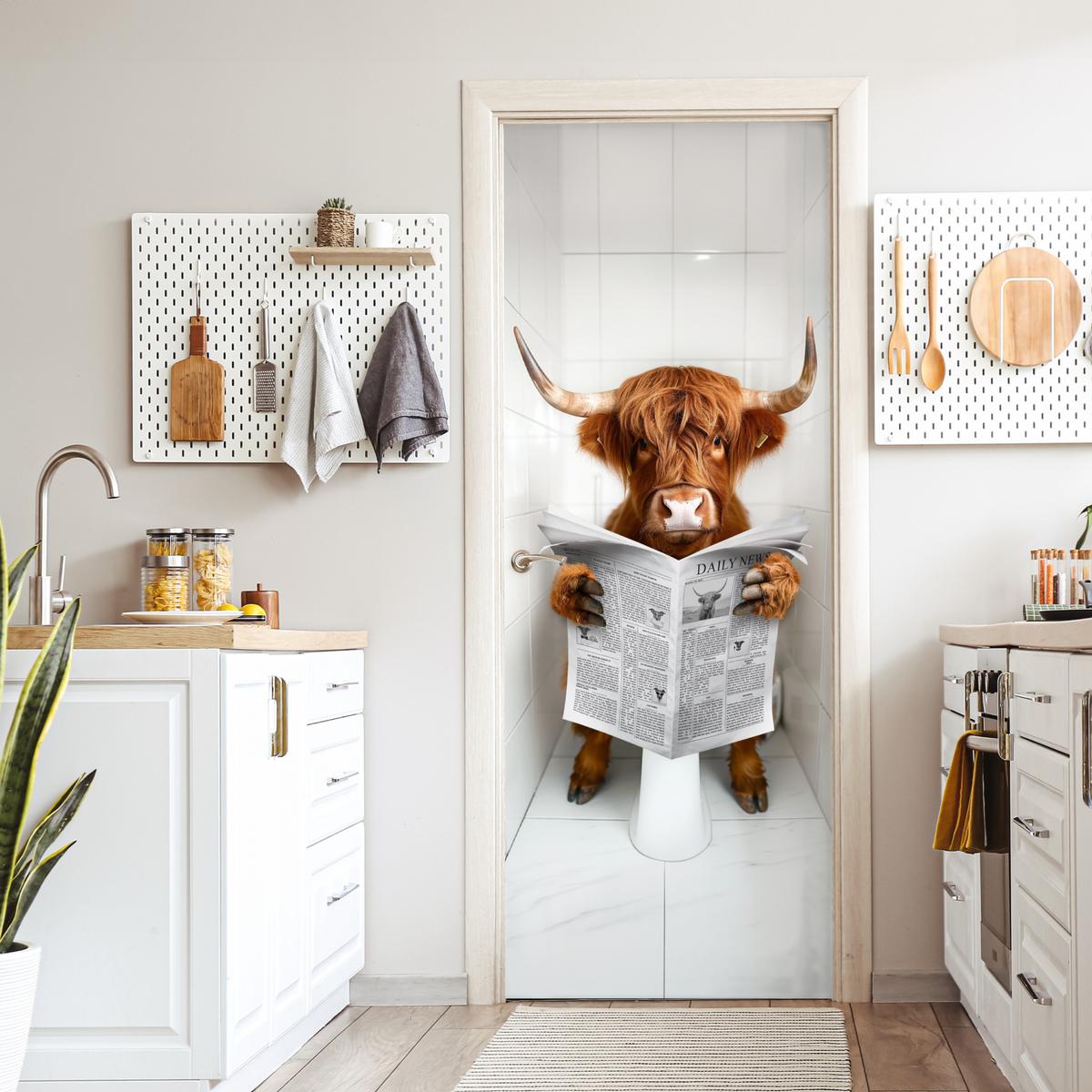 TÜRAUFKLEBER Scottish Highlander - Zeitung - WC - Tier 85x215 cm - Türtapete - Weiß, Kunststoff (85/0.1cm) - MuchoWow