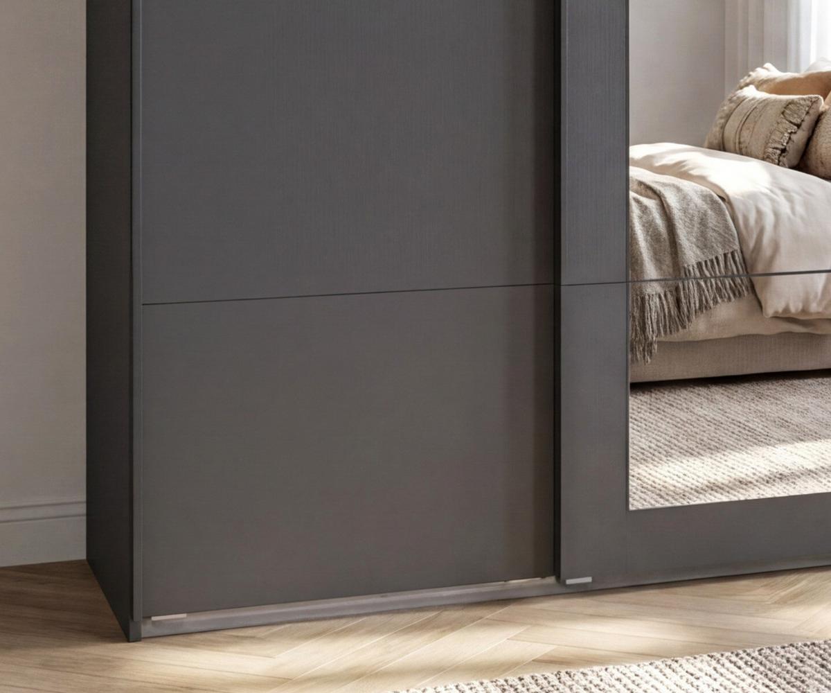 SCHWEBETÜRENSCHRANK 3-türig B225/H208/64 cm Kleiderschrank in Grafit, mittig Spiegel, Griffe Schwarz / 22627 - Graphitfarben/Schwarz, Holzwerkstoff/Metall (225/208/64cm) - luma-home
