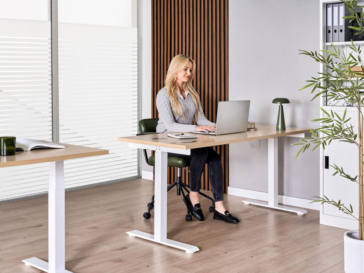SCHREIBTISCH elektrisch höhenverstellbar 160/72 cm Hellbraun/Weiß Destines - Hellbraun/Braun, Holzwerkstoff/Metall (72/160/63cm) - Beliani