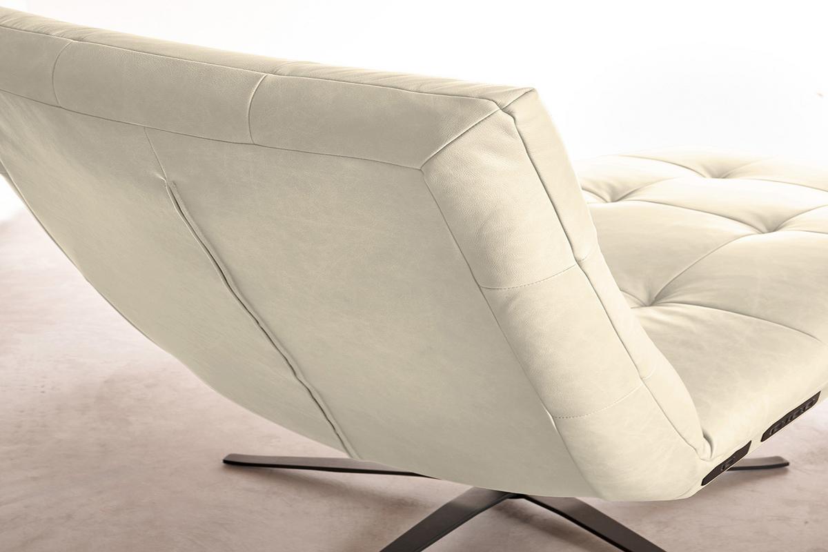 RELAXLIEGE LETICIA Weiß Leder Drehbar (360°), Relaxfunktion - Schwarz/Weiß, Leder/Metall (82/115/156cm) - KAWOLA