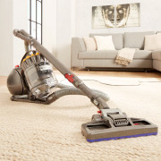 Staubsauger auf einem beigenen Teppich