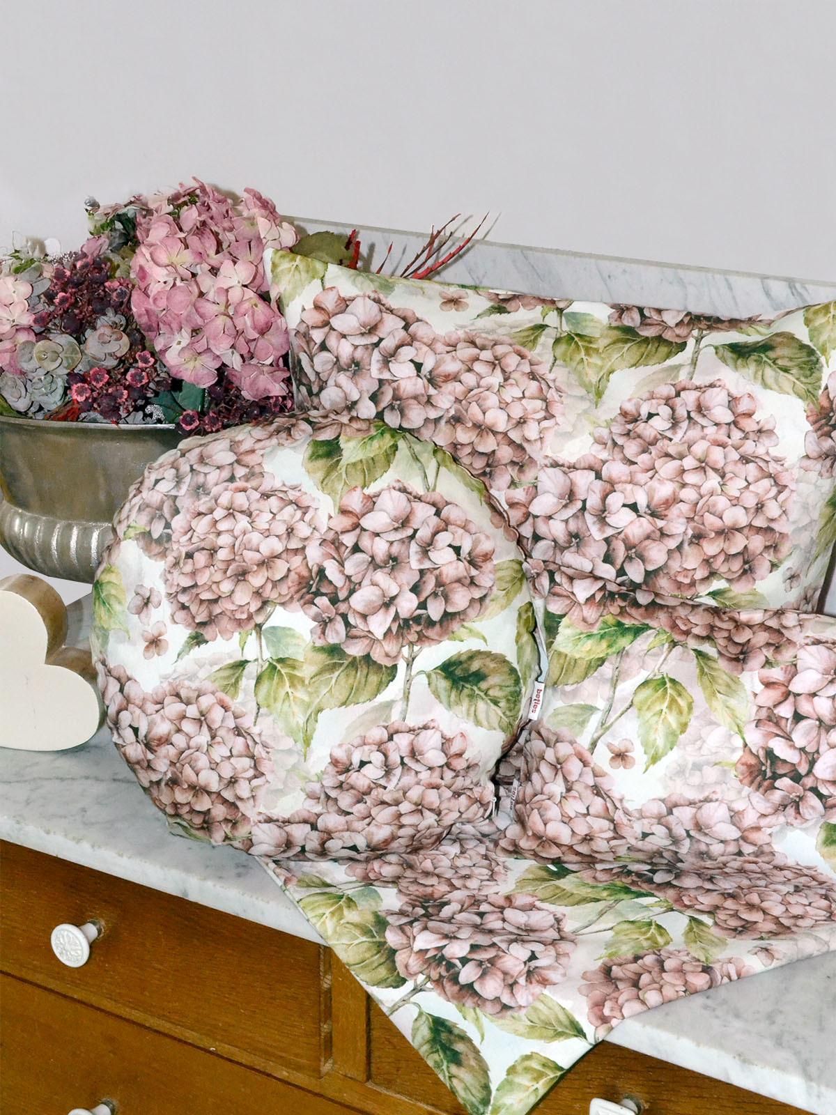 KISSENHÜLLE Landlust-Hortensie burgundy-rose 50/50 cm - Hellrosa/Dunkelrosa, Textil (50/50cm) - beties Heimtextil