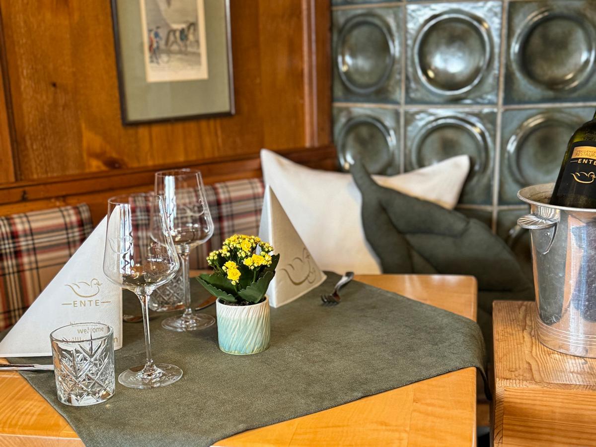 XS-MITTELDECKE FarbTon Chenille-Haptik oliven-grün 60/60 cm - Dunkelgrün, Textil (60/60cm) - beties Heimtextil