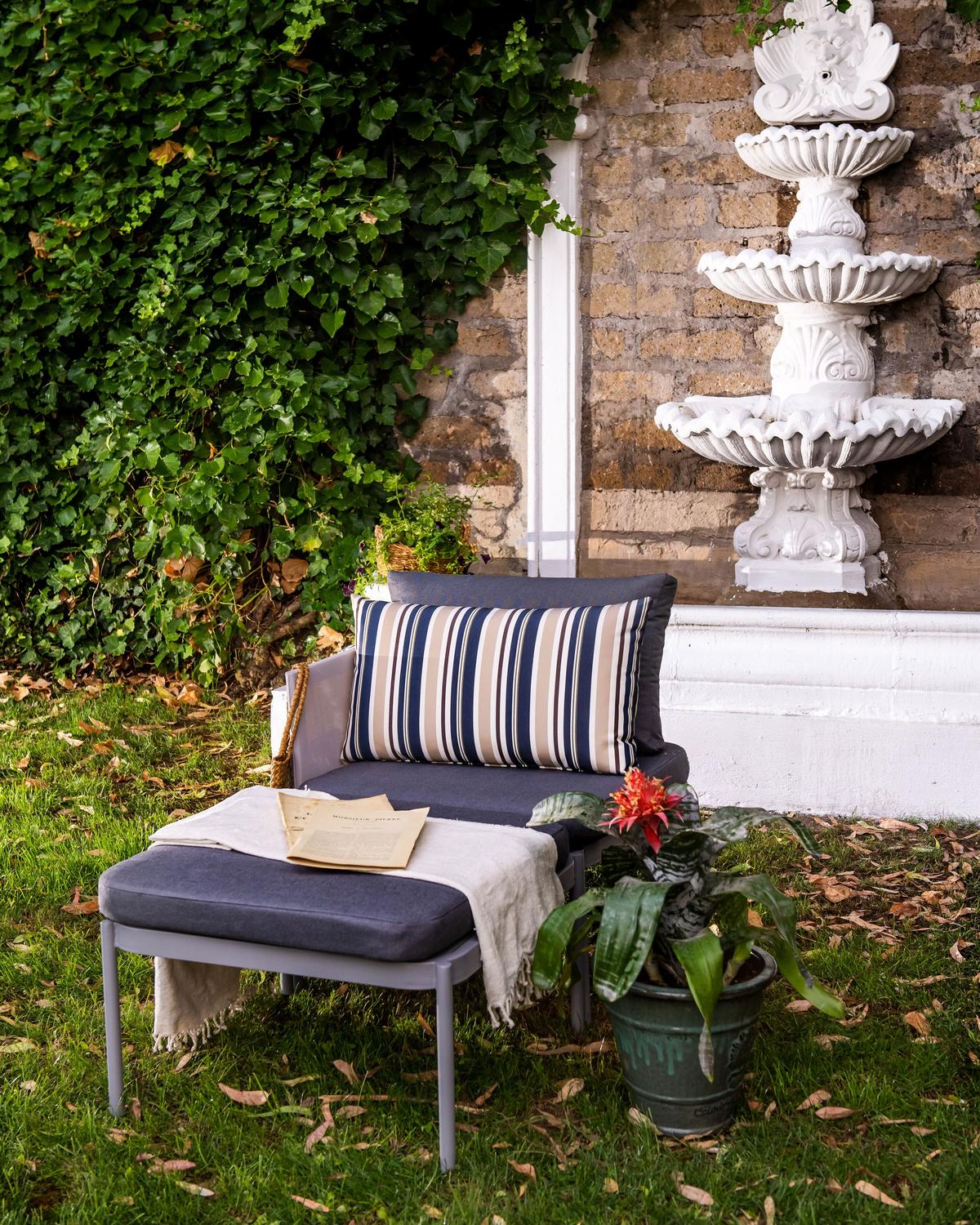 GARTENKISSEN 2er-Set dunkelblau/beige gestreift 40/70 cm Kastos - Hellbraun, Textil (40/70cm) - Beliani