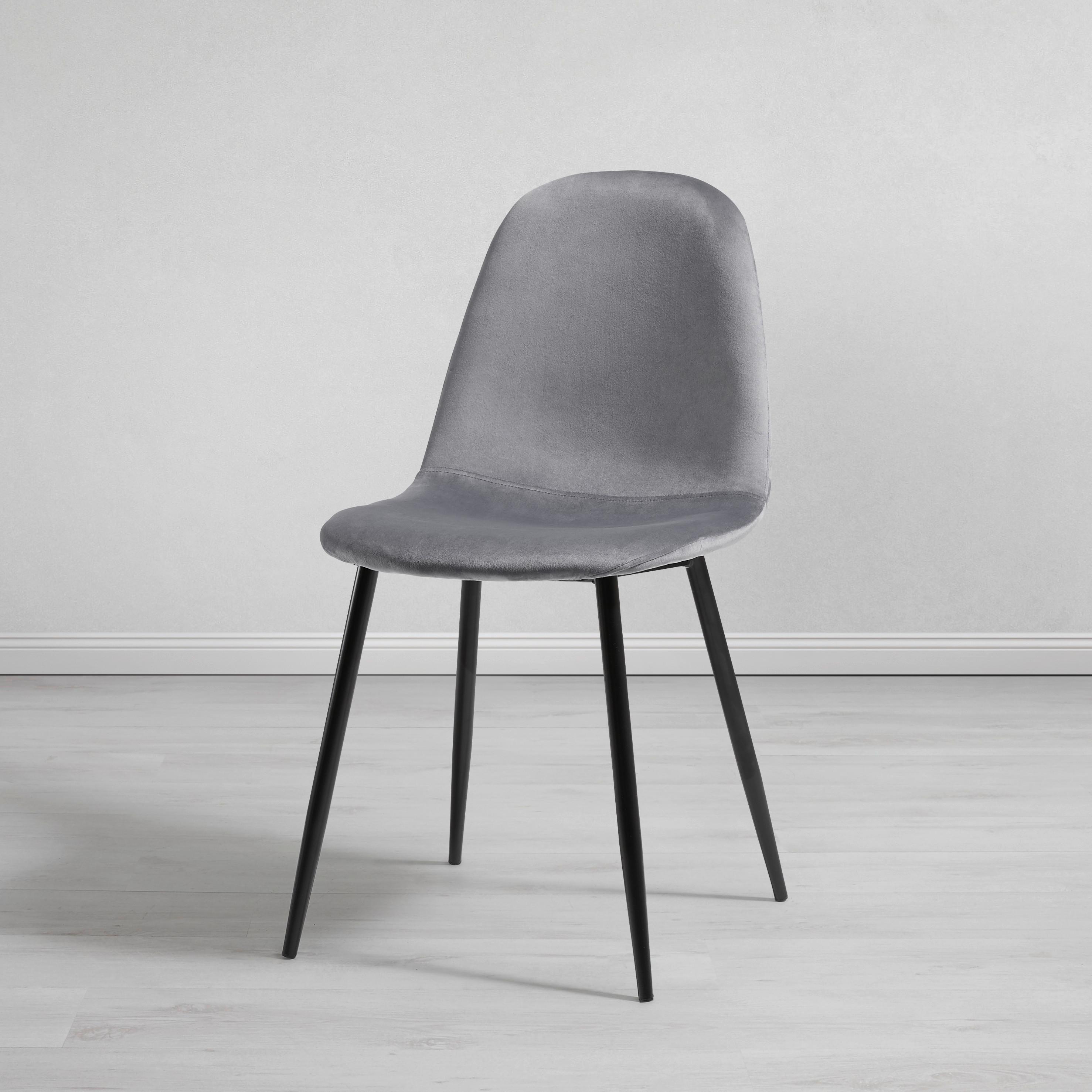 Vierbeiniger Esszimmerstuhl mit Metallbeinen und gepolsterter grauer Sitzfläche mit Samtbezug von mömax