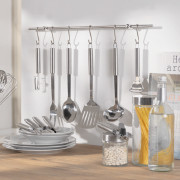 verschiedene Küchenhelfer an einer Küchenreling