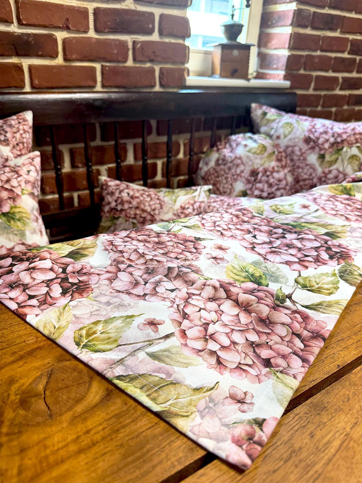 MITTELDECKE Landlust-Hortensie burgundy-rose 80/80 cm - Hellrosa/Dunkelrosa, Textil (80/80cm) - beties Heimtextil