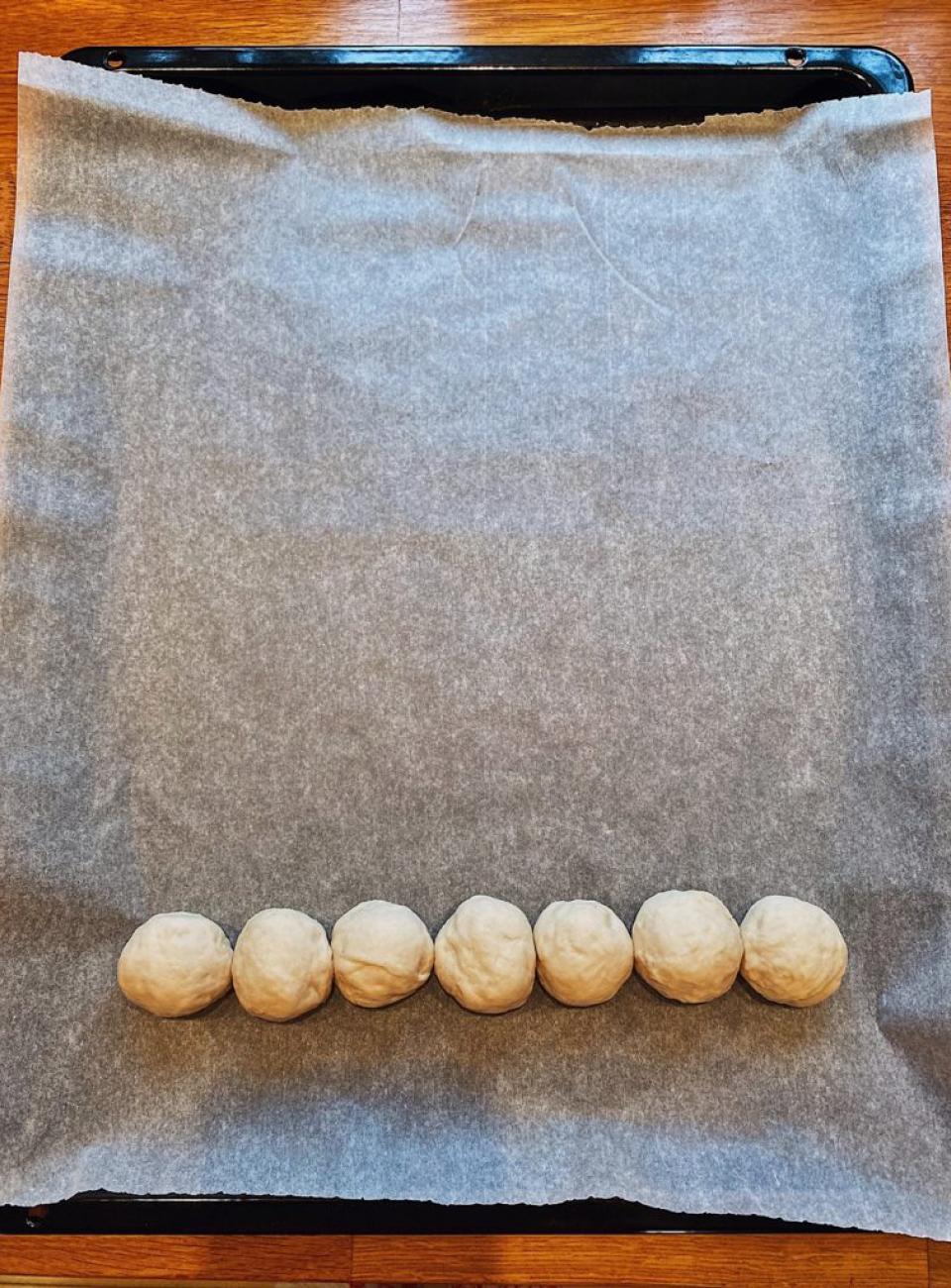 Układanie kuleczek na blasze