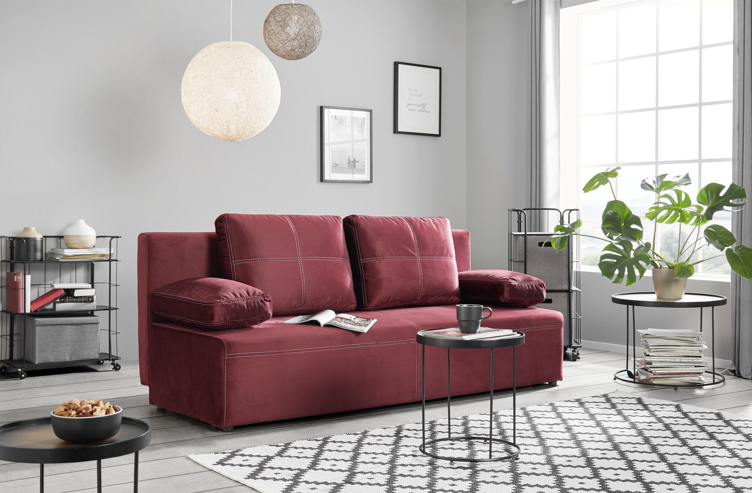 Czerwona sofa w salonie