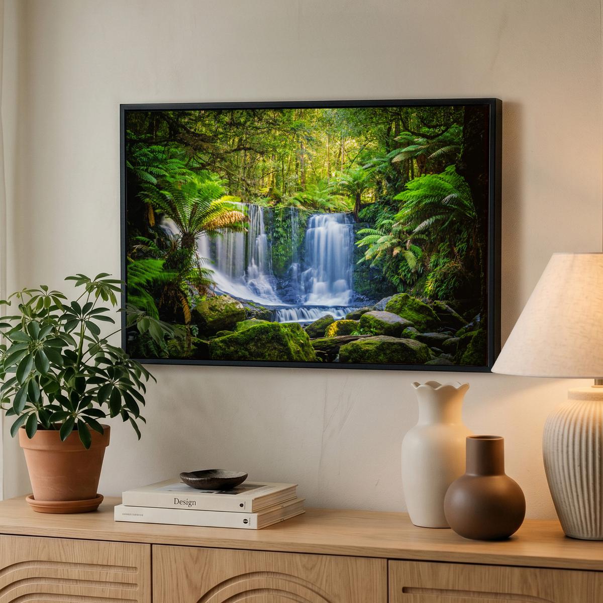 LEINWAND Bilder mit Rahmen - Dschungel - Wasserfall - Australien - Pflanzen - Natur - 60x40 - Dunkelgrün, Textil (60/40cm) - MuchoWow