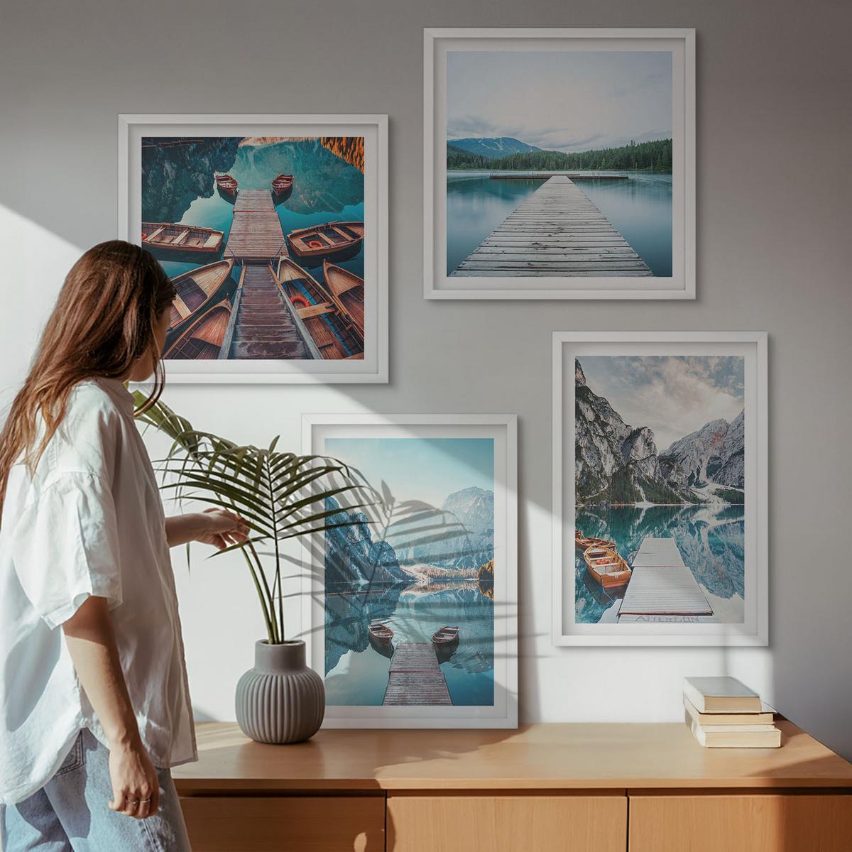 BILDER SET 4er Set - 50x50 cm & 40x60 cm Weißer Rahmen - Holzstege am See, Boote - Weiß, Kunststoff (50/50cm) - TULUP