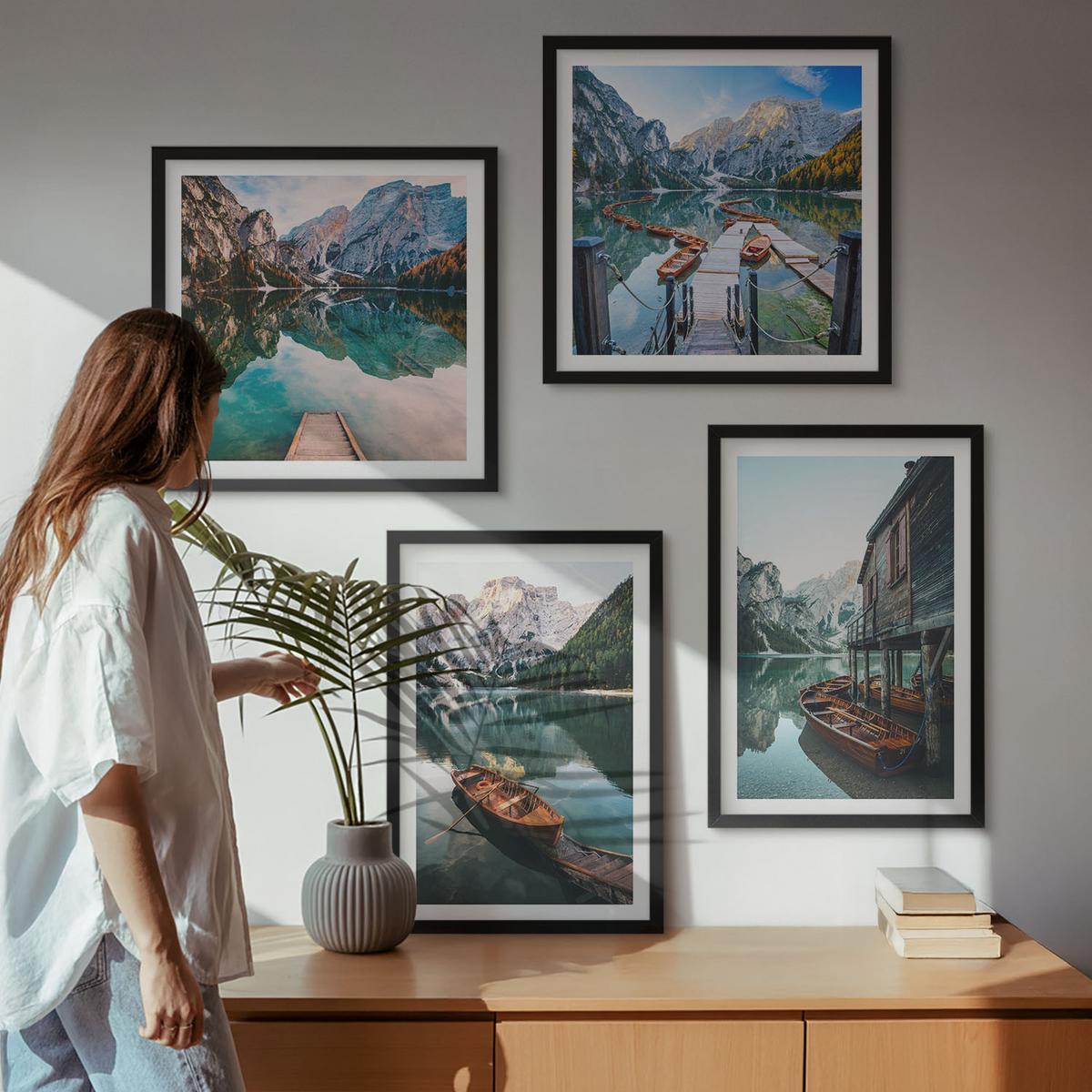 BILDER SET 4er Set - 50x50 cm & 40x60 cm Schwarzer Rahmen - See, Berge, Boote, Ferienhaus - Schwarz, Kunststoff (50/50cm) - TULUP
