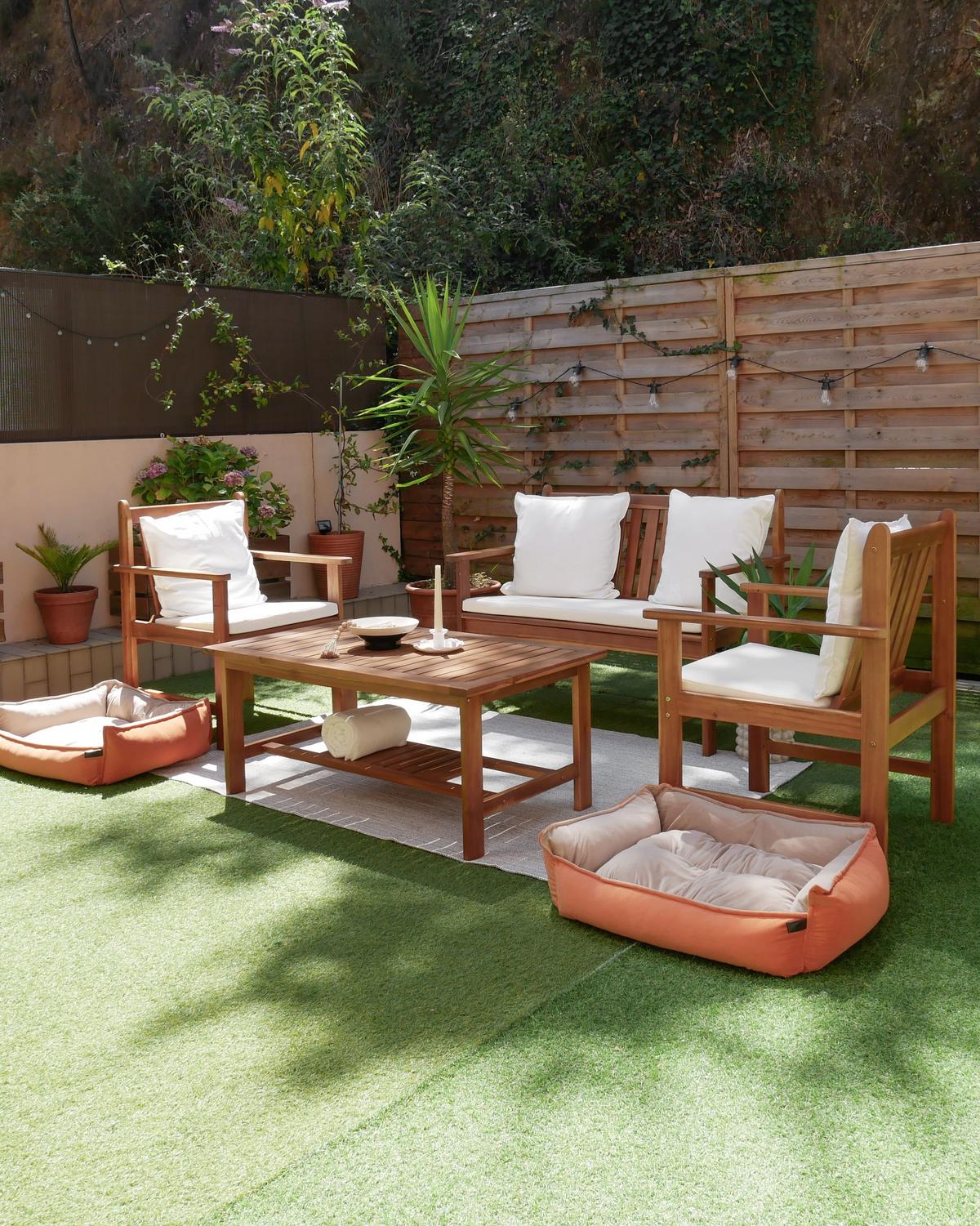 LOUNGE SET 4-Sitzer Akazienholz hellbraun Auflagen weiß Altidona - Creme, Holz - Beliani