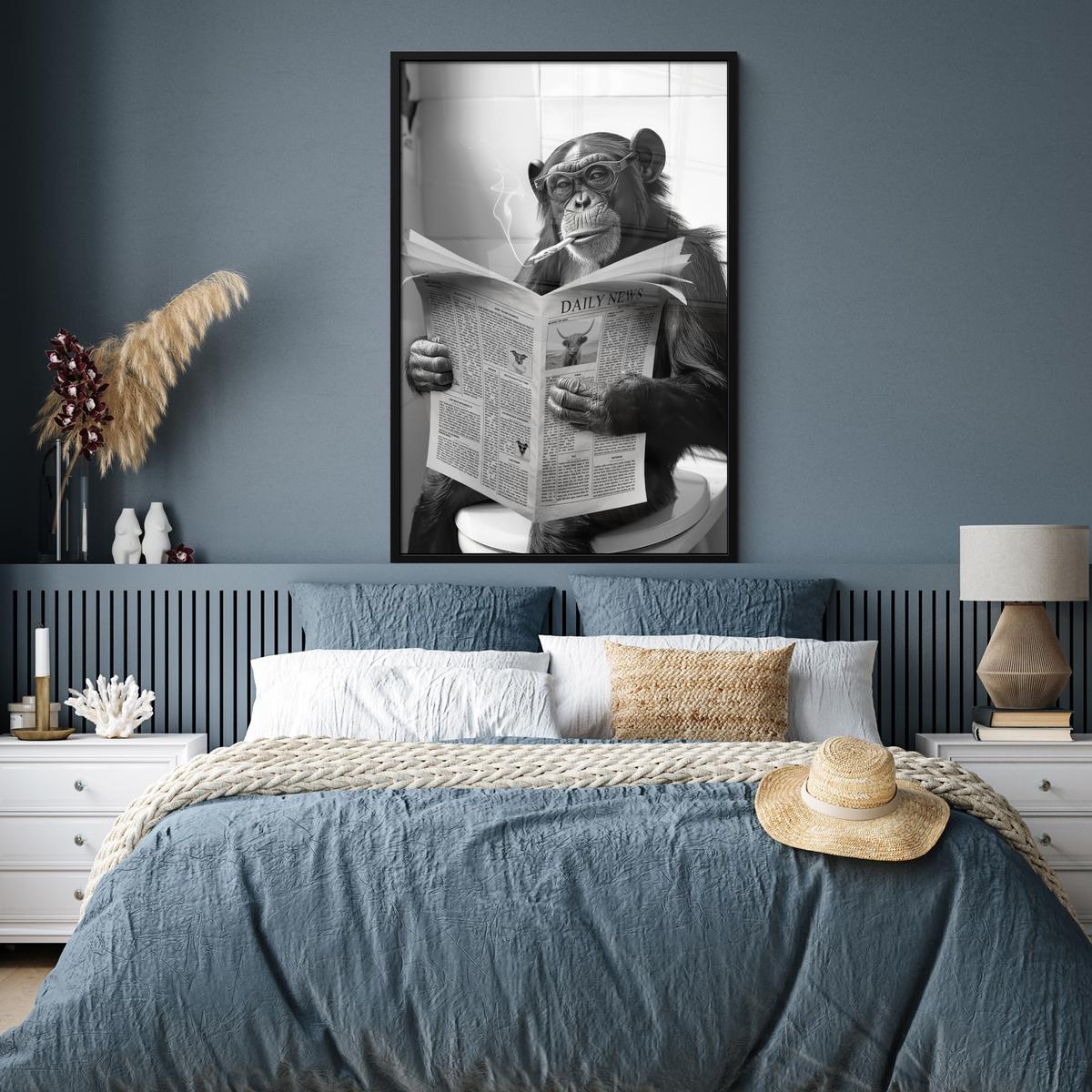 POSTER MIT RAHMEN Affe - WC - Zeitung - Schwarz-Weiß - Humor Bilderleiste 80x120 cm - Hellgrau, Papier (80/120cm) - MuchoWow