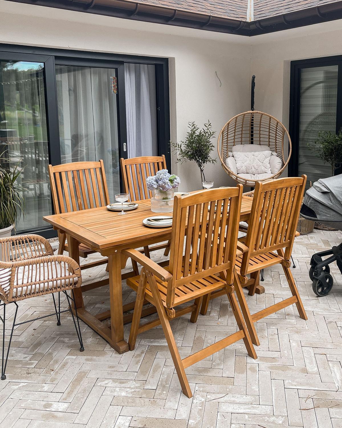 GARTENMÖBEL SET 6-Sitzer mit Sonnenschirm Akazienholz hellbraun Java - Hellbraun/Beige, Holz - Beliani