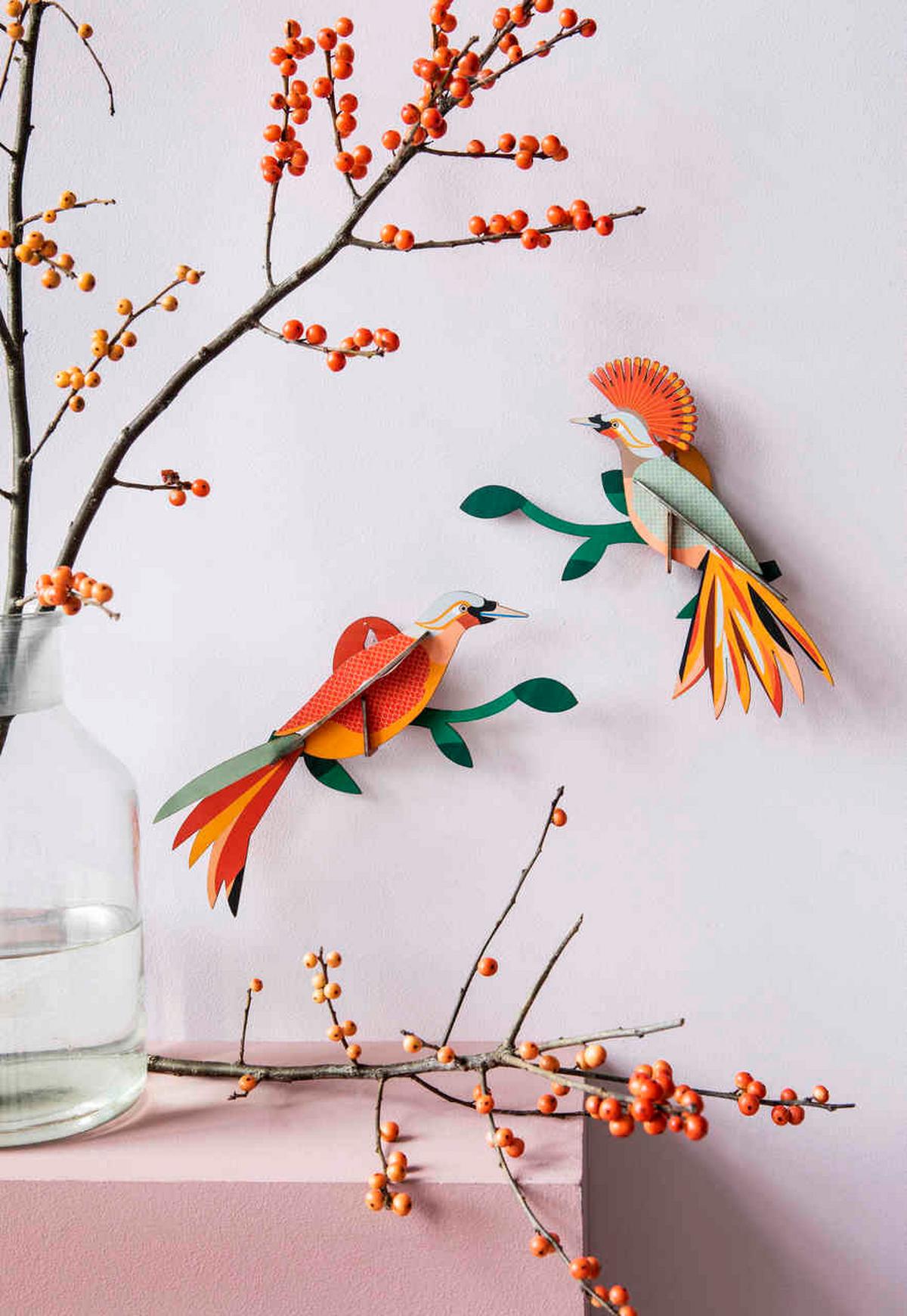 WANDDEKO Feuriges Vogel-Duo 23/7 cm - Orange/Grün, Wellpappe (23/7/27cm) - Studio Roof