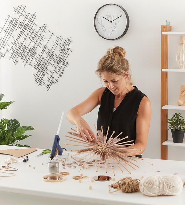 Między patyczki umieszczamy sztuczną trawę