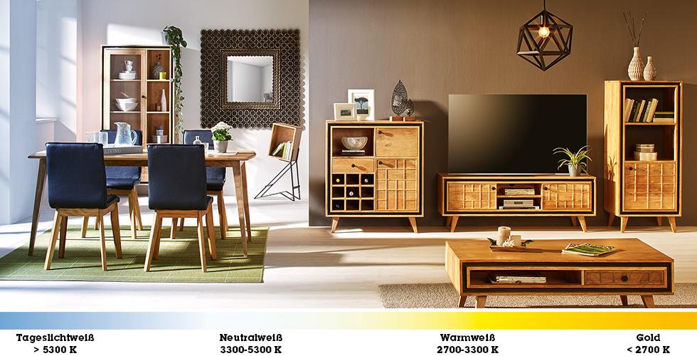 Wohnzimmer in verschiedenen Lichtfarben mit Wohnwand und Essbereich von mömax.