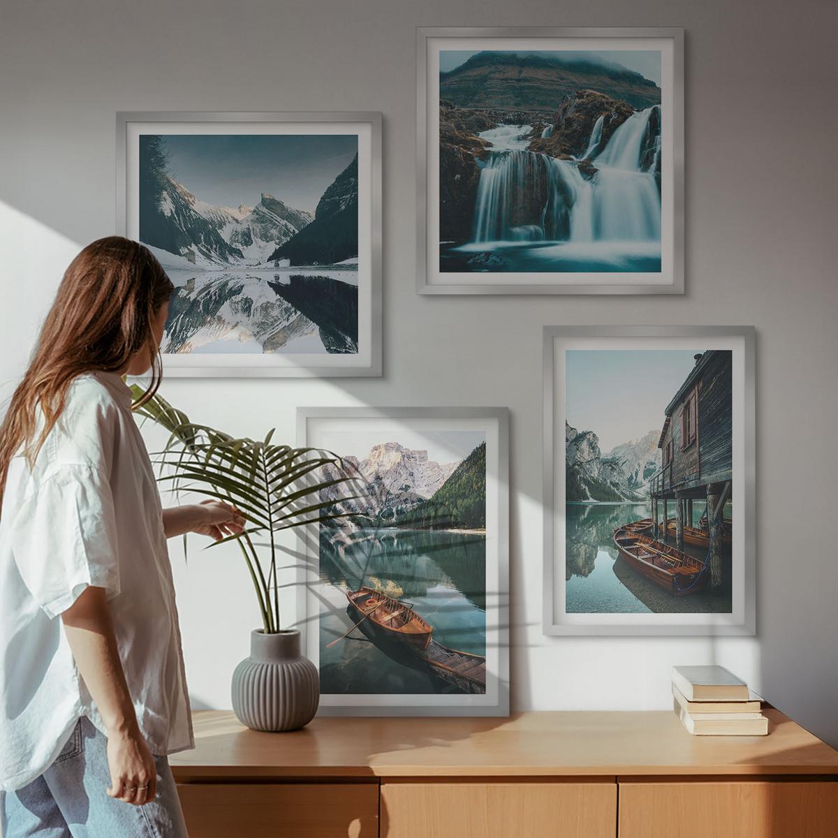 BILDER SET 4er Set - 50x50 cm & 40x60 cm Silberner Rahmen - Spiegelung der Boote auf Bergseen - Silberfarben, Kunststoff (50/50cm) - TULUP
