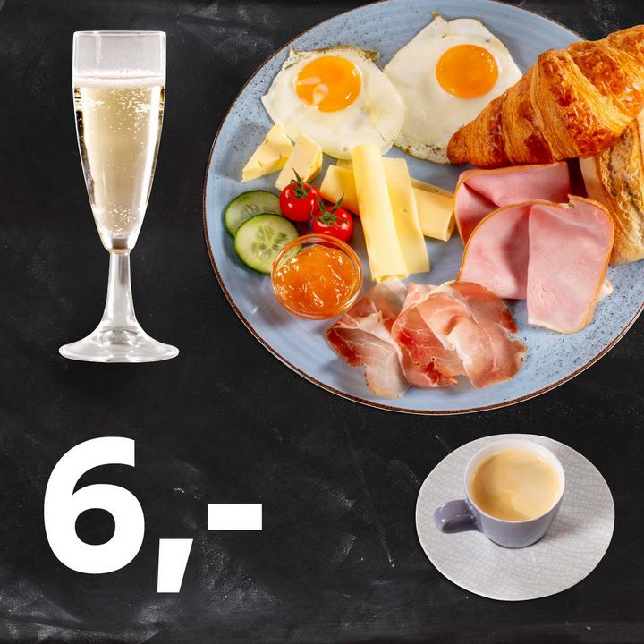 Grande Mia Cucina Frühstück mit einem Glas Sekt