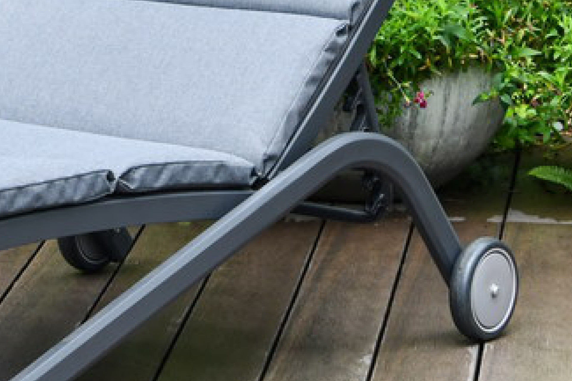 Gartenliege Aluminium pulverbeschichtet Anthrazit Rollen am Kopfende 