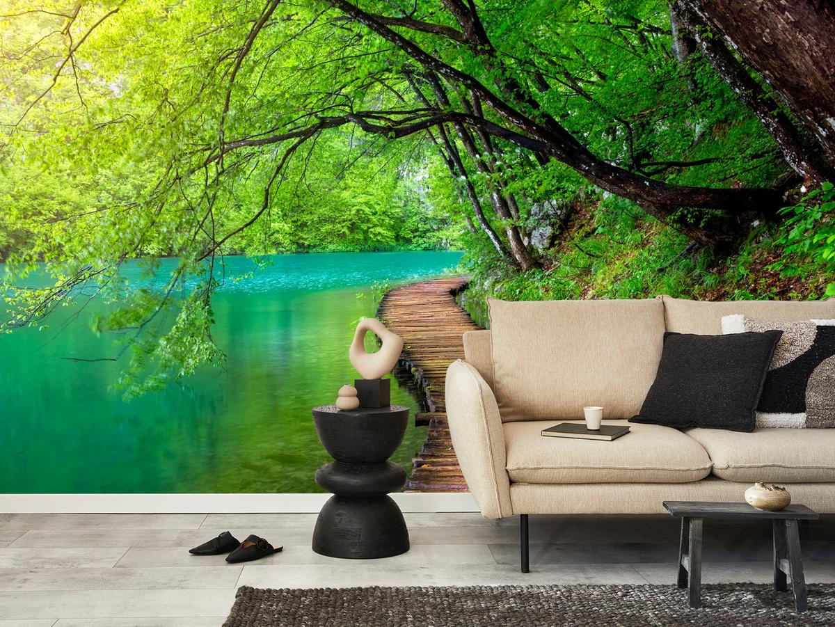 FOTOTAPETE für Wohnzimmer Holzsteg See Bäume Pflanzen Natur 250x175 - Türkis/Braun, Papier (250/175cm) - Muralo