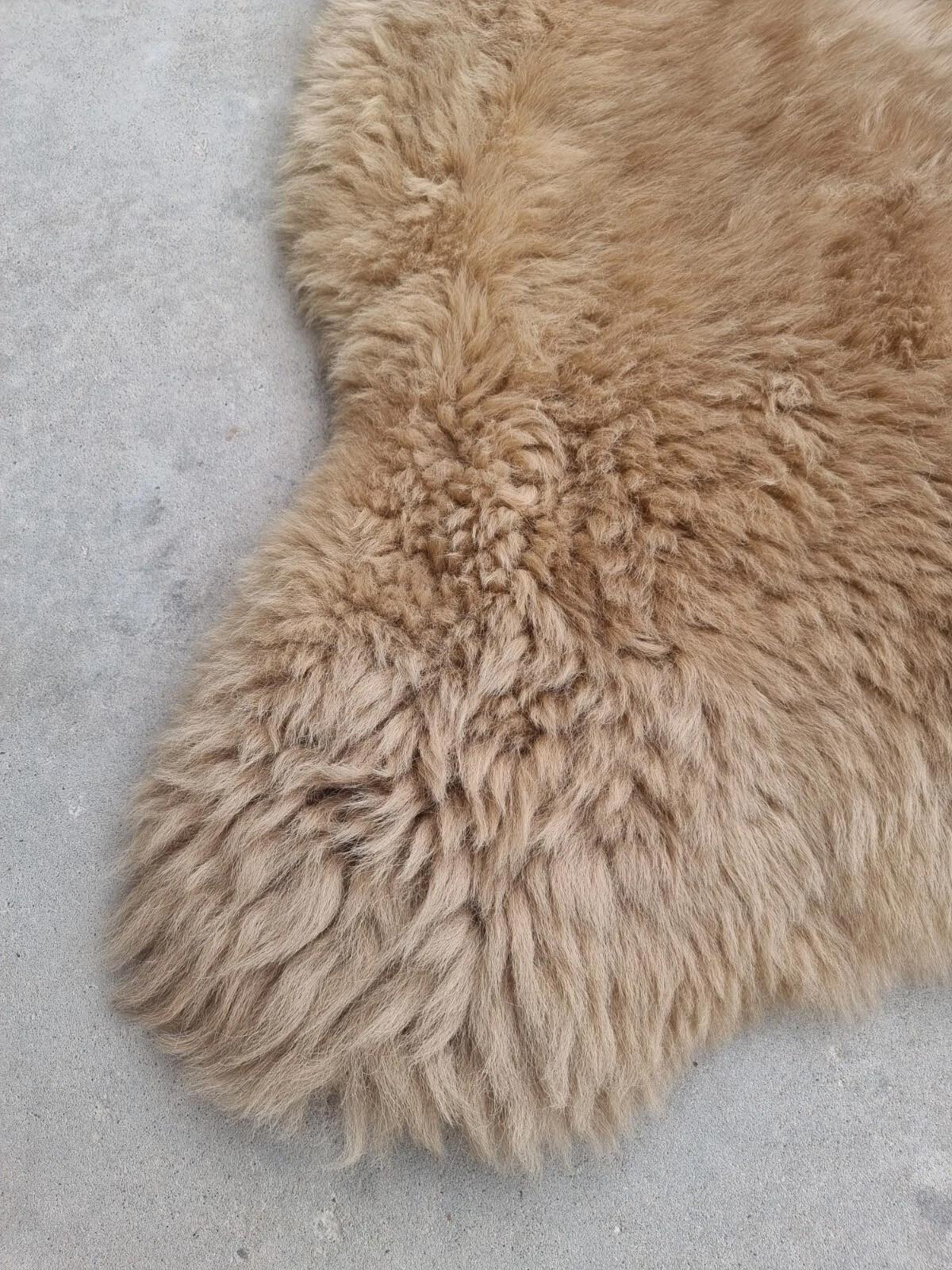 SCHAFFELL Premium Lammfell Natur ungeschoren weiche Wolle Beige dyed ca. 115 cm - Beige, Fell (65/115cm) - Provellus