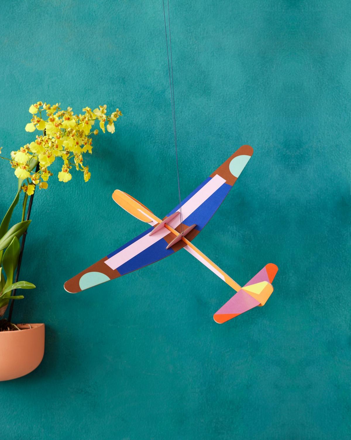 DEKOFIGUR Mobil Segelflugzeug 8/36.5 cm - Multicolor, Wellpappe (0.24/36.5/47cm) - Studio Roof