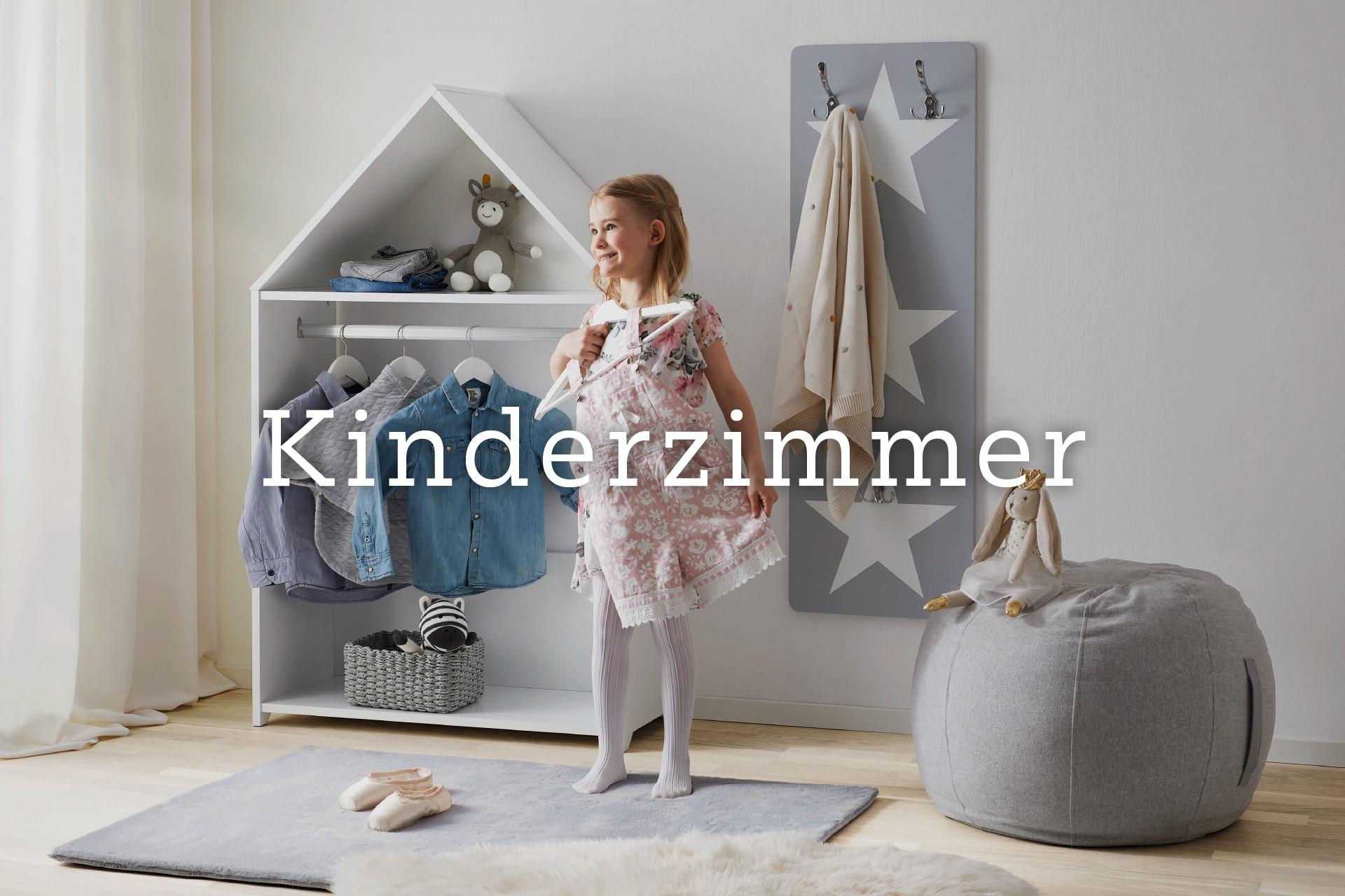 Weißes Kinderregal, Kindergarderobe und Sitzsack, Kinderzimmer