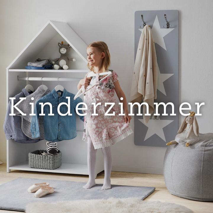Weißes Kinderregal, Kindergarderobe und Sitzsack, Kinderzimmer