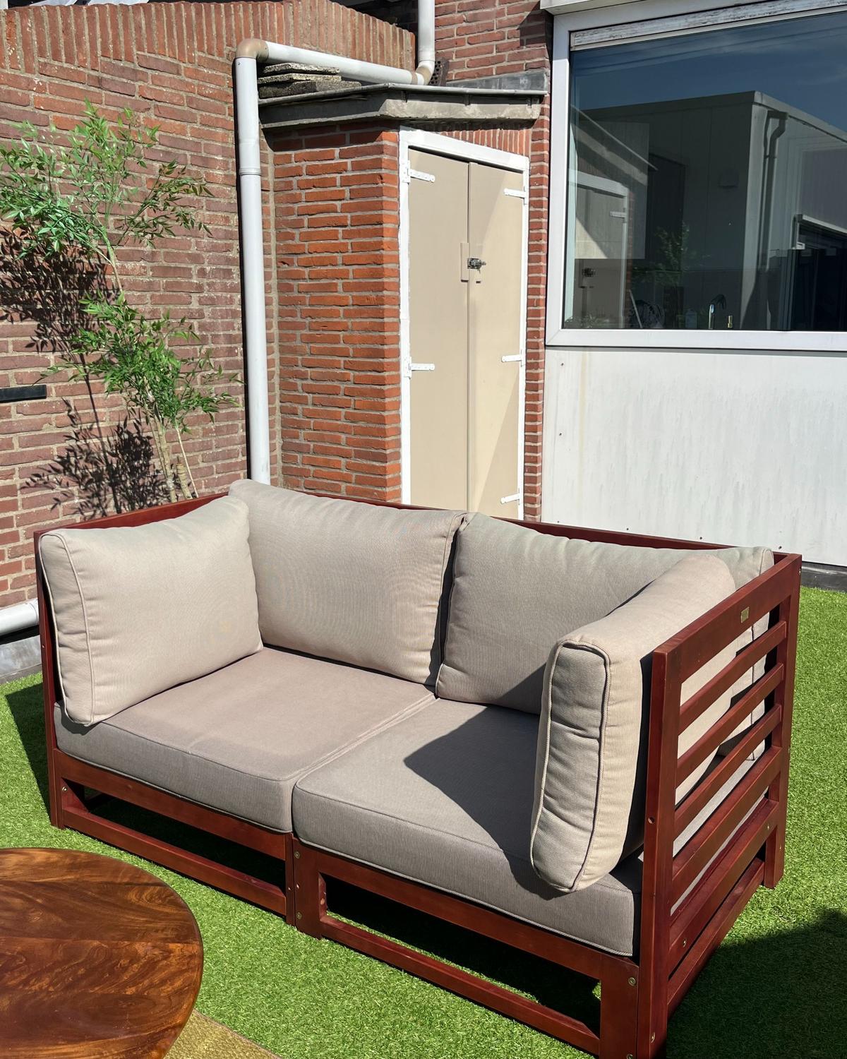 GARTENSOFA 2-Sitzer Akazienholz mahagonibraun Auflagen taupe Trani - Beige/Grau, Holz (150/72/75cm) - Beliani