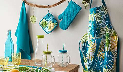 Trendige Kochtextilien mit Blättermuster von mömax.